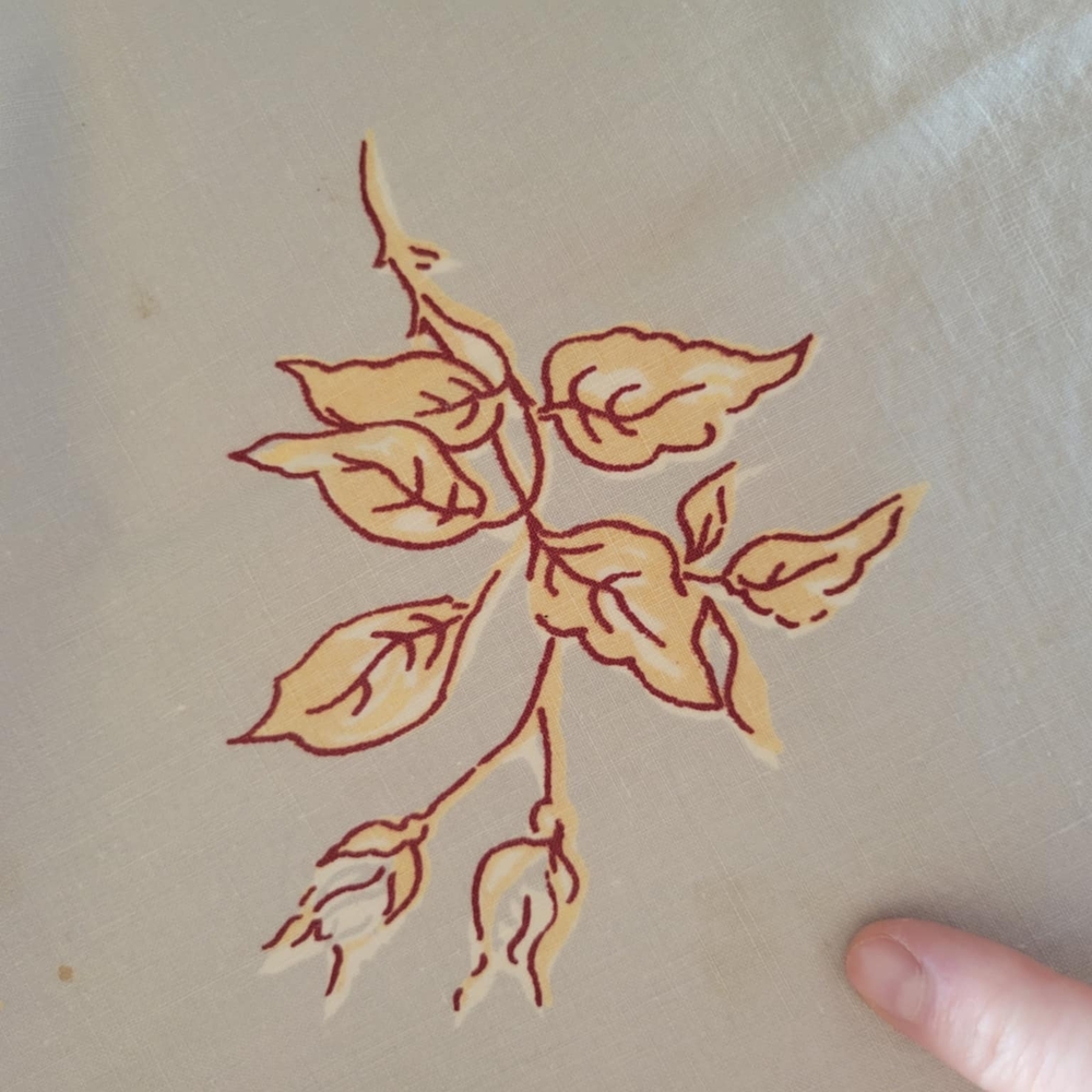 Authentic 1950s VINTAGE Floral Patterned Tablecloth with CROCHET Lace Trim - Picture 3 of 9